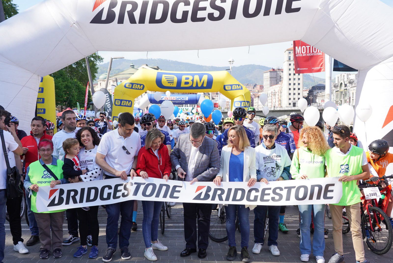 Más de 2.500 personas convirtieron Bilbao en una fiesta de las bicis y los patines
